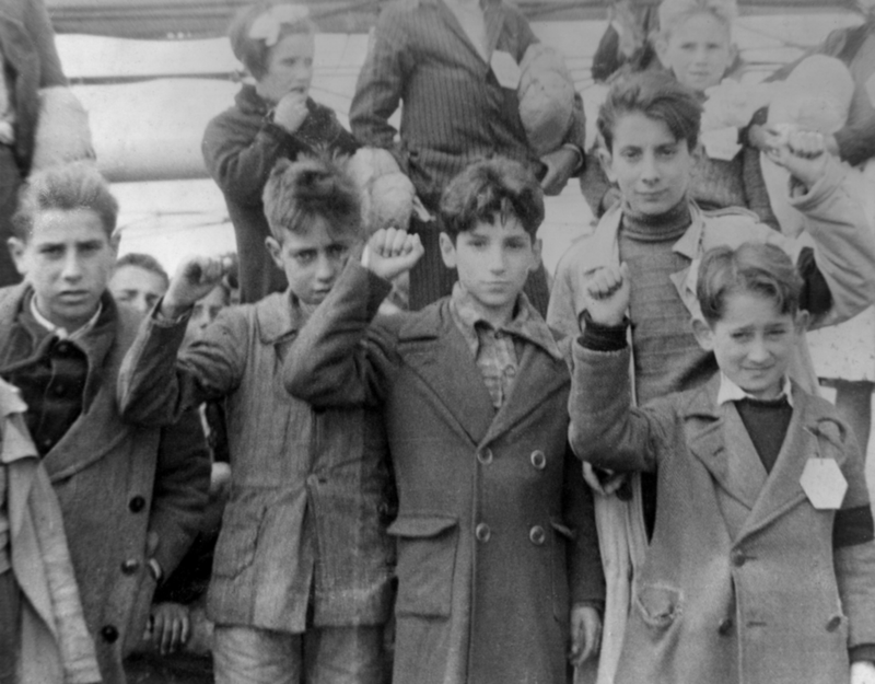 Imagen: Niños antes de partir en plena Guerra Civil. Wikimedia Commons